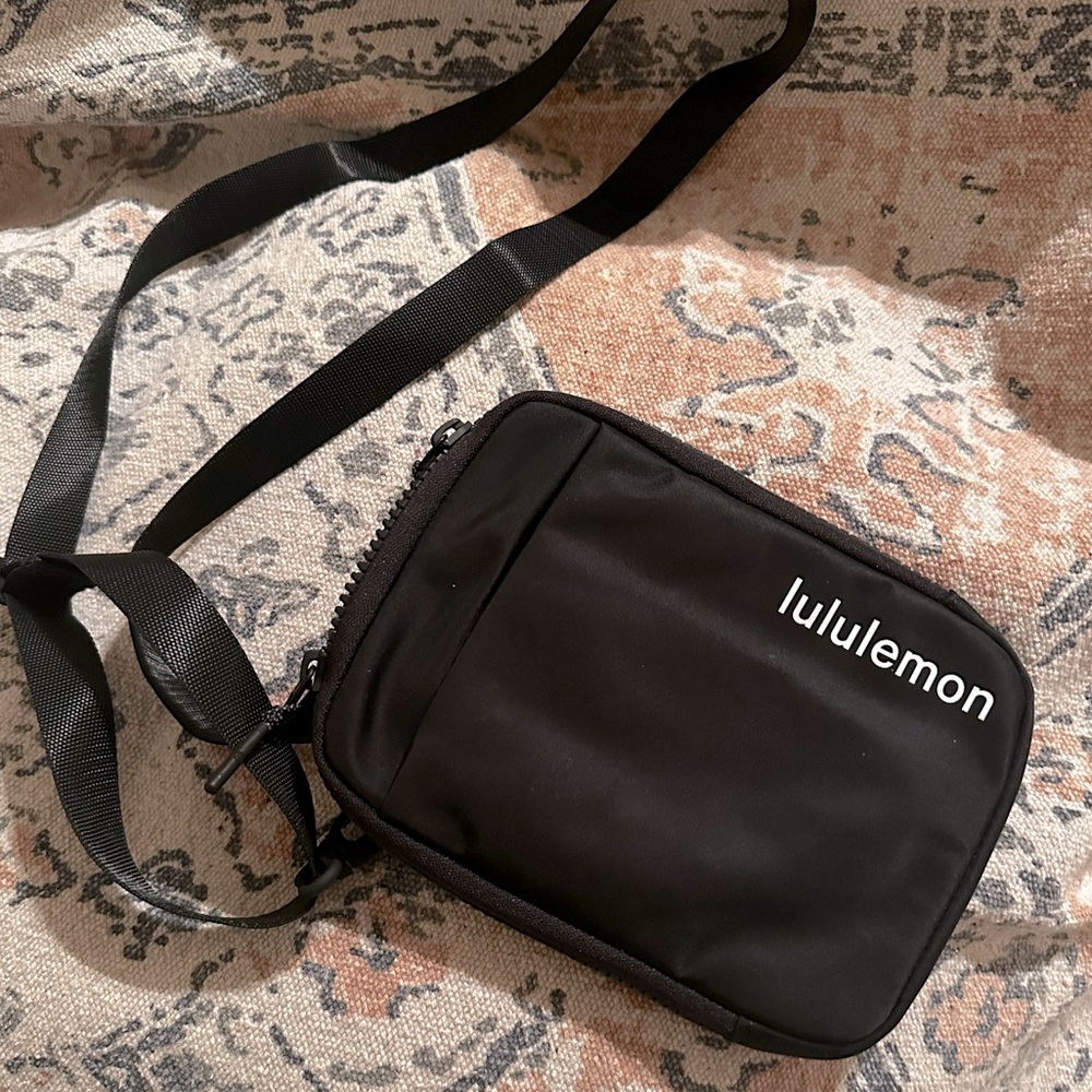 Lululemon Black Belt Bag / Crossbody - Like New Collection